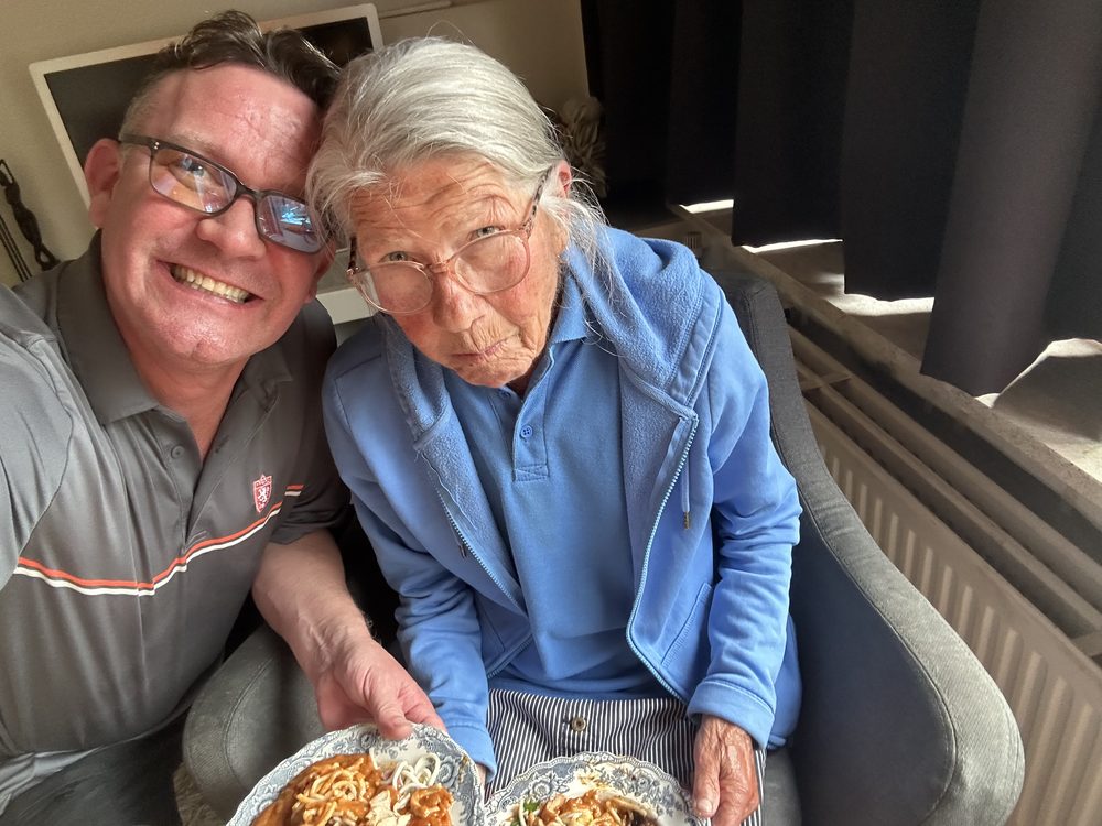Jasper en zijn moeder Trudy samen thuis.